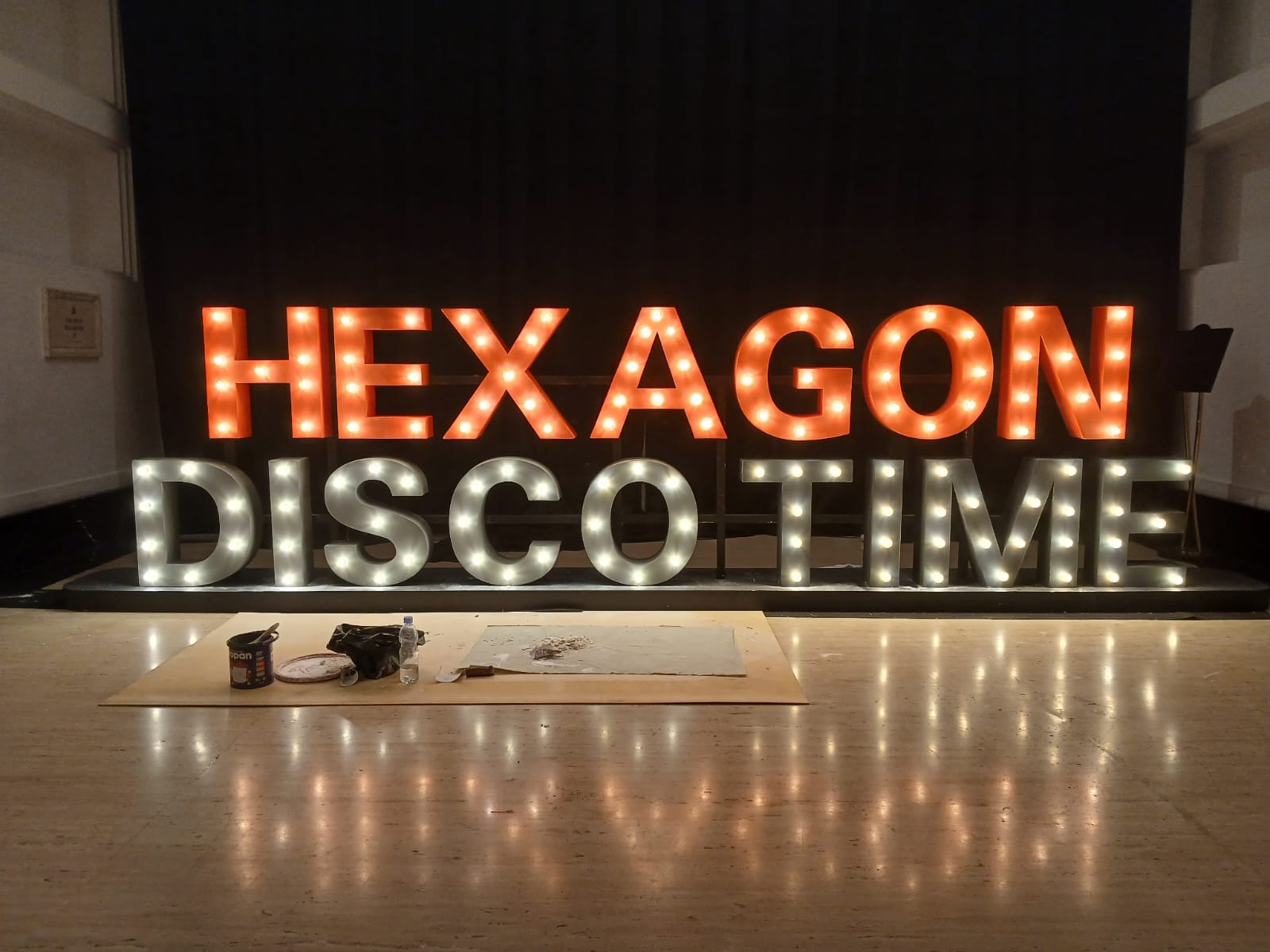 Produksi Neon Box, Letter Timbul, Branding assets custom Jakarta, Tangerang, Bandung, Bekasi, Surabaya, Medan dan Kota Lain di Indonesia.